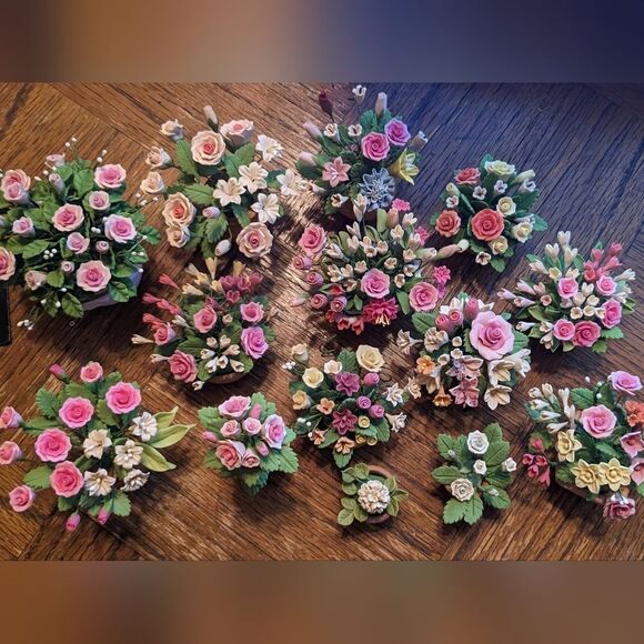 14 different miniature porcelain flower arrangements - Picture 6 of 13